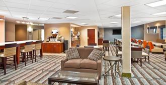 Holiday Inn Express & Suites Bradley Airport - Windsor Locks