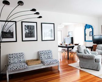 East side and beach side, enjoy comfort and location with the Urban Beachcomber! - Marquette - Living room