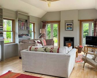 4 bedroom accommodation in Appin - Appin - Living room