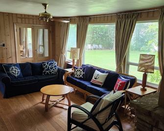 Lakeside Tranquility - City Amenities - Beaverton - Living room