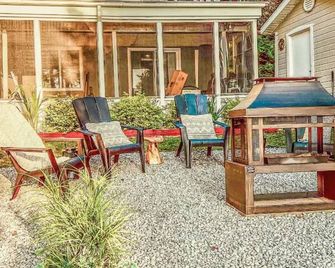 L`Oasis Zen bord de L`eau, Spa,Foyer - Nominingue - Patio