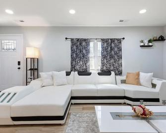 Home away from Home - Hampton - Living room