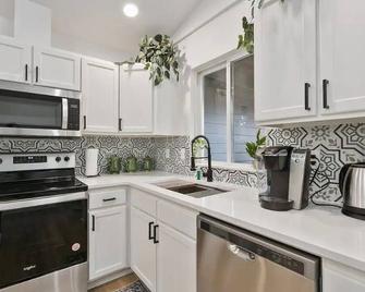 Bright & Airy 3-Bed home-Sauna & L2 EV Charging - Monroe - Küche