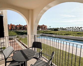 Hotel Puente Real - טורמולינוס - מרפסת