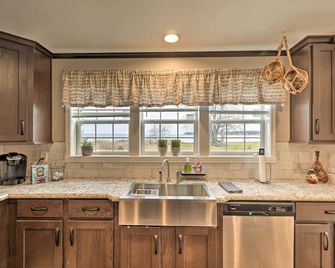 Lakefront Home with Deck, Fishing Dock and Canoe! - Cicero - Kuchnia