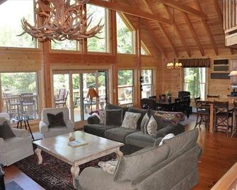 Exceptional Mountain Retreat-Breathtaking Views. Close To Town, Hot Tub, Private - Stowe - Living room