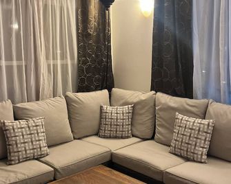 Kadia’s Place-The One With The Pool Table & TVs - Cedar Rapids - Living room
