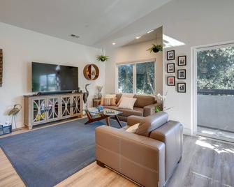 Half Moon Bay Vacation Rental 1 Mile to Beach! - Half Moon Bay - Living room