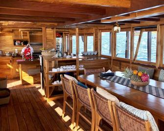 Epic Sails Around Flores Sea! - Labuan Bajo - Salle à manger