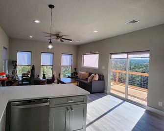 Brand new w/ gorgeous hill views- Ready to relax - Helotes - Sala de estar