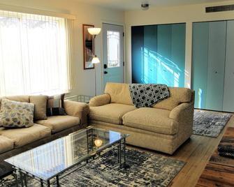 Make yourself at home in this cute and bright apt! - Ann Arbor - Living room