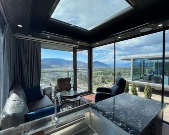 Modern Glass Pod on Vineyard - Penticton - Living room