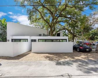 Las Olas Hammocks Unit 2 By Pmi - Fort Lauderdale - Building
