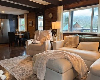 Amazing 4-bedroom cabin in nice Hemlock Valley perfect for relaxing getaway - Agassiz - Living room