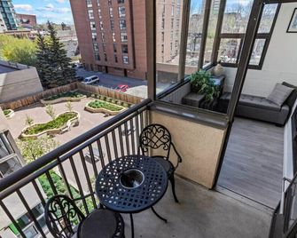 Cozy & Spacious 2BR at Stampede w Parking and AC - Calgary - Balkon
