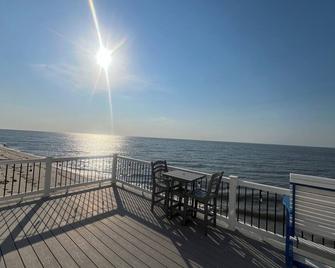 On The Beach. Cape May county beach cottage with breathtaking sunset views. - Cape May Court House - Balcón