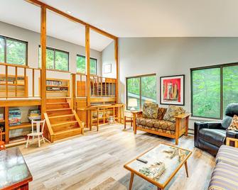 Walk to Semi-private Beach: Lake Michigan Getaway - Montague - Sala de estar