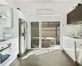 The Manning Pool House - The Entrance - Kuchyň