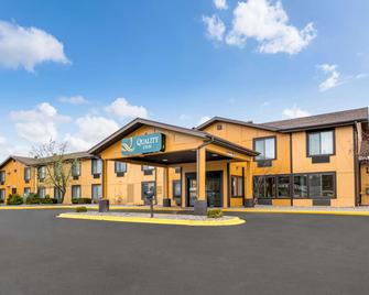 Quality Inn - Marquette - Building