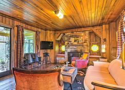 Dreamy Homestead Escape Patio, Ranch On-Site - Crossville - Living room