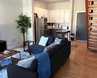 1 Bedroom Studio Townhouse in Uptown Charlotte - Charlotte - Living room