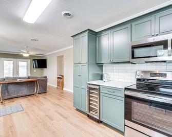1 Block to Shore Fort Myers Beach Retreat - Fort Myers Beach - Kitchen