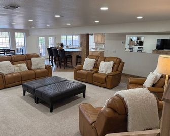 The Grand Oasis!! Entire Home w/ Resort-Style Pool, Hot Tub & Garden Vibes - Marathon - Lounge