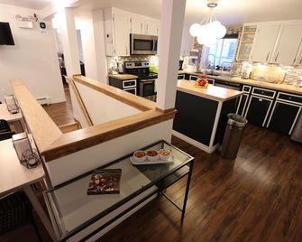 Illu B&B - Cambridge Bay - Kitchen