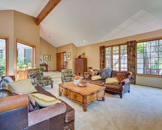 Expansive Payson Golf Retreat w/ Games + Hot Tub! - Payson - Вітальня