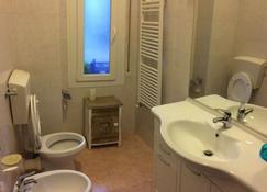Apartment Near The Hospital Gaslini In Genoa Sturla And Beach Vernazzola - Genoa - Bathroom