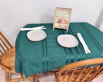 Ideal Bachelor Suite For Couples in Aurora - Aurora - Dining room
