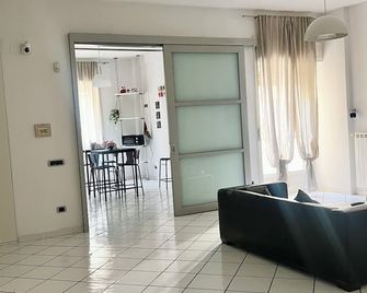 Apartment in Salerno near the station (Amalfi Paestum Pompeii) - Salerno - Wohnzimmer