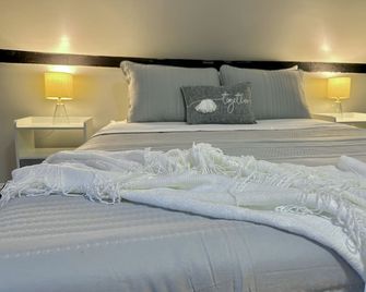 New, Clean, Downtown Getaway! - Concord - Schlafzimmer