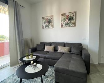 Modern apartment on the Adriatic coast. Only 2min from the beach - Lido Adriano - Вітальня