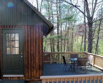 Hide Away Log Cabin nestled in a serene setting in Beautiful Bath County, Va. - Warm Springs - Patio