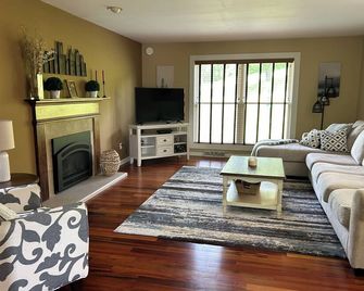 Beautiful Waukesha Home - Waukesha - Вітальня