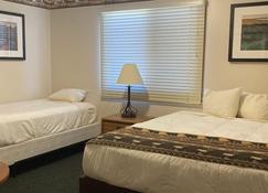 Sleeps 11 and is across the street from Resort, Marina and walking paths. - Oacoma - Schlafzimmer