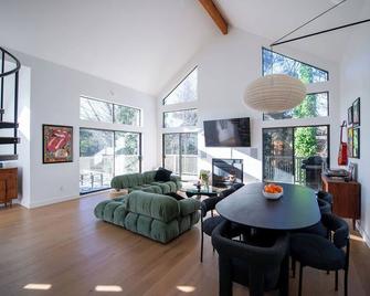 Modern Coastal Retreat | 1 Block To The Ocean - Sechelt - Essbereich