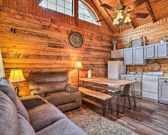 Broken Bow Log Cabin with Fire Pit, Pond, and Deck! - Broken Bow - Living room