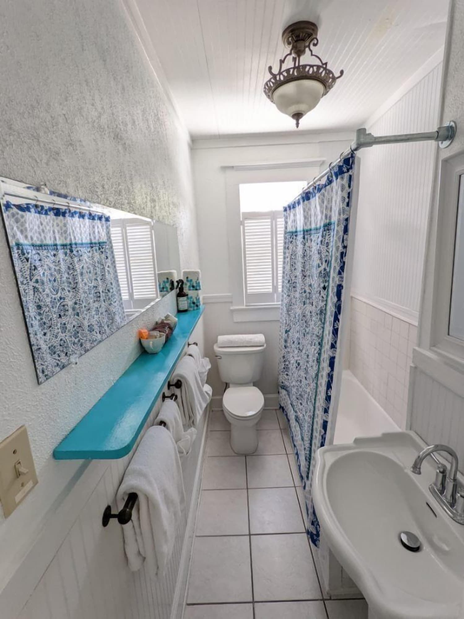 Bathroom view of Old Powder House Inn