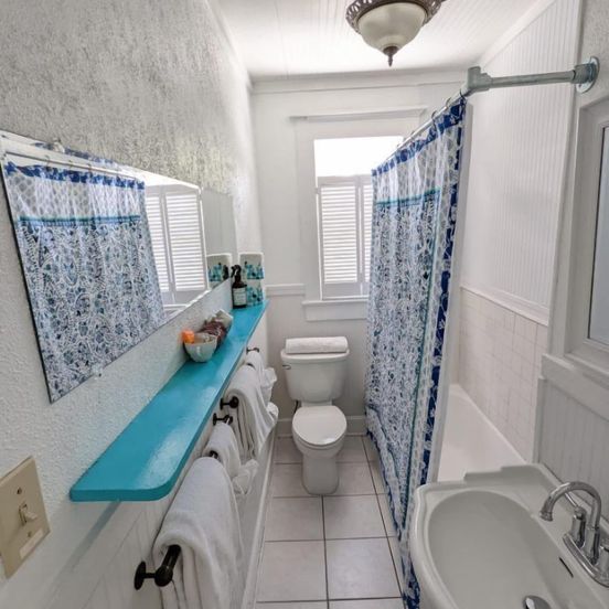 Bathroom view of Old Powder House Inn