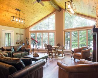 Far Far Away Cottage - Beautiful cottage on a private lake 300ft waterfront - Magnetawan - Living room