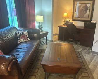 1 Mile To Beach Access, Mouth Of Kenai River! - Kenai - Living room