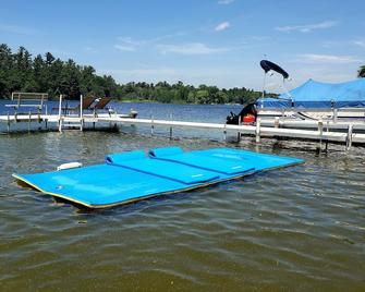 Cottage on Long Lake on the Chain O' Lakes with sandy shore and pontoon rental. - Waupaca - Pool