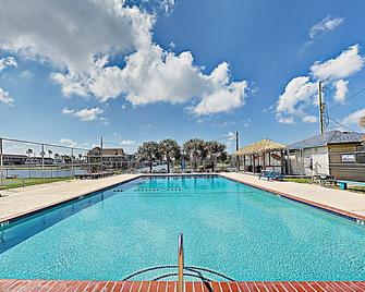 Delightful island home with furnished patio & full kitchen - walk to the beach - Jamaica Beach - Bazén