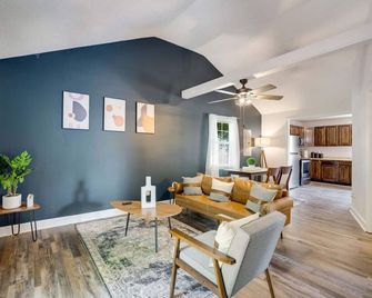 Cozy Oasis of Downtown Clarksville - Clarksville - Living room