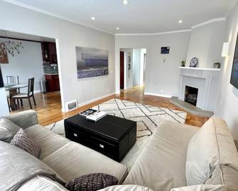 Spacious modern 3BR/3BA House with yard, hottub & parking - with flexible lease! - São Francisco