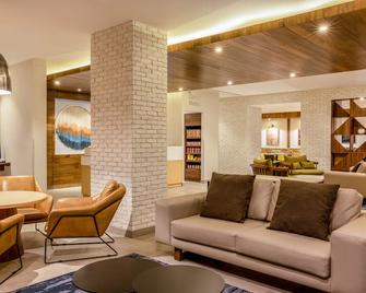 Fairfield by Marriott Inn & Suites Cancun Downtown - Cancún - Living room