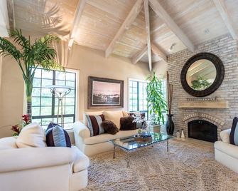 A Writer's Hideaway and Private Escape for the Hollywood Elite. - Thousand Oaks - Wohnzimmer