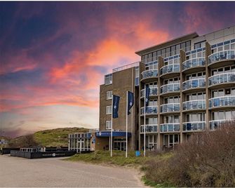 Explore Holland’s Coastline from This Charming Room with Balcony - Wijk aan Zee - Budova